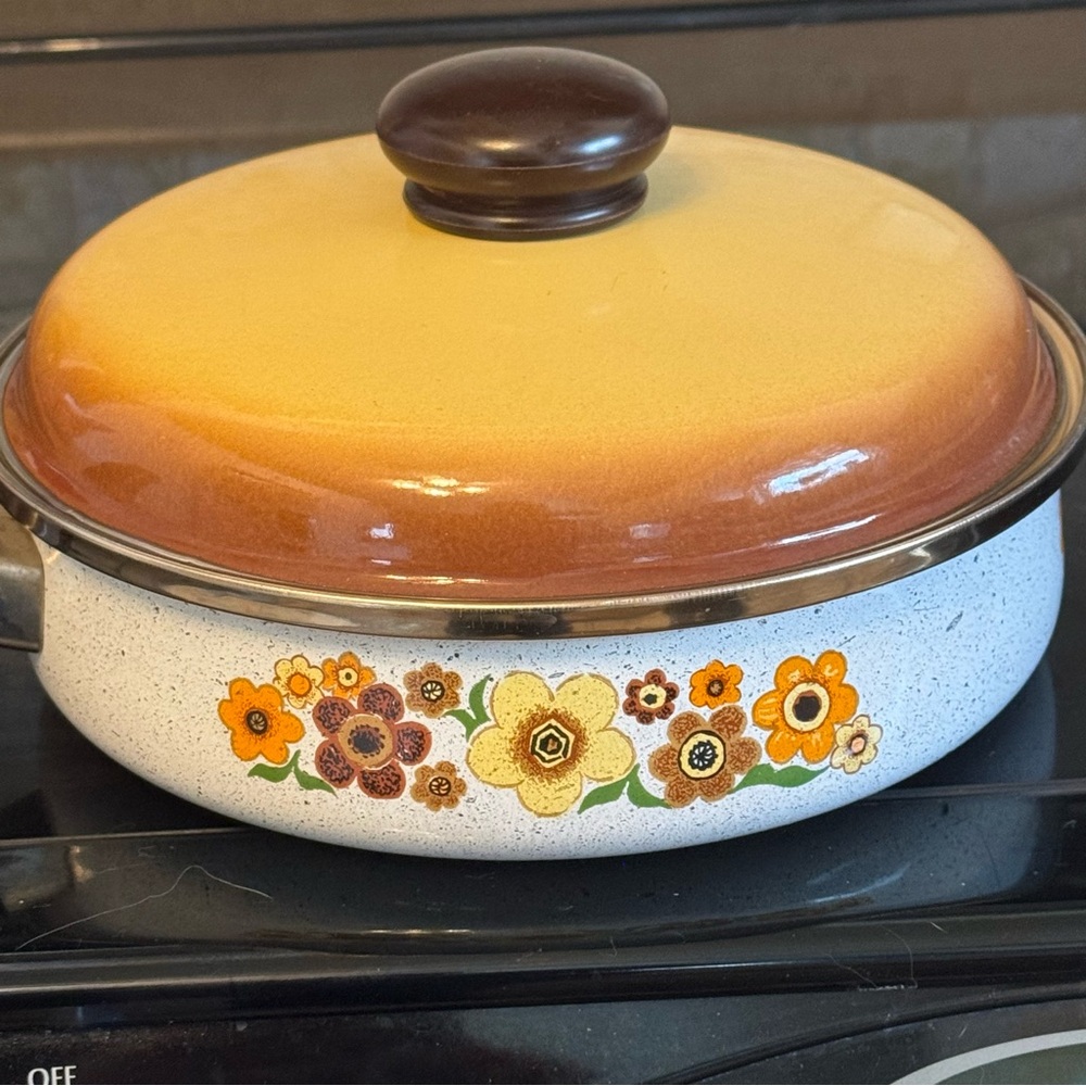“SOLD” Vintage 1970's Harvest Blossom Enamel Floral Sauce Pan with Lid - Picture 3 of 11